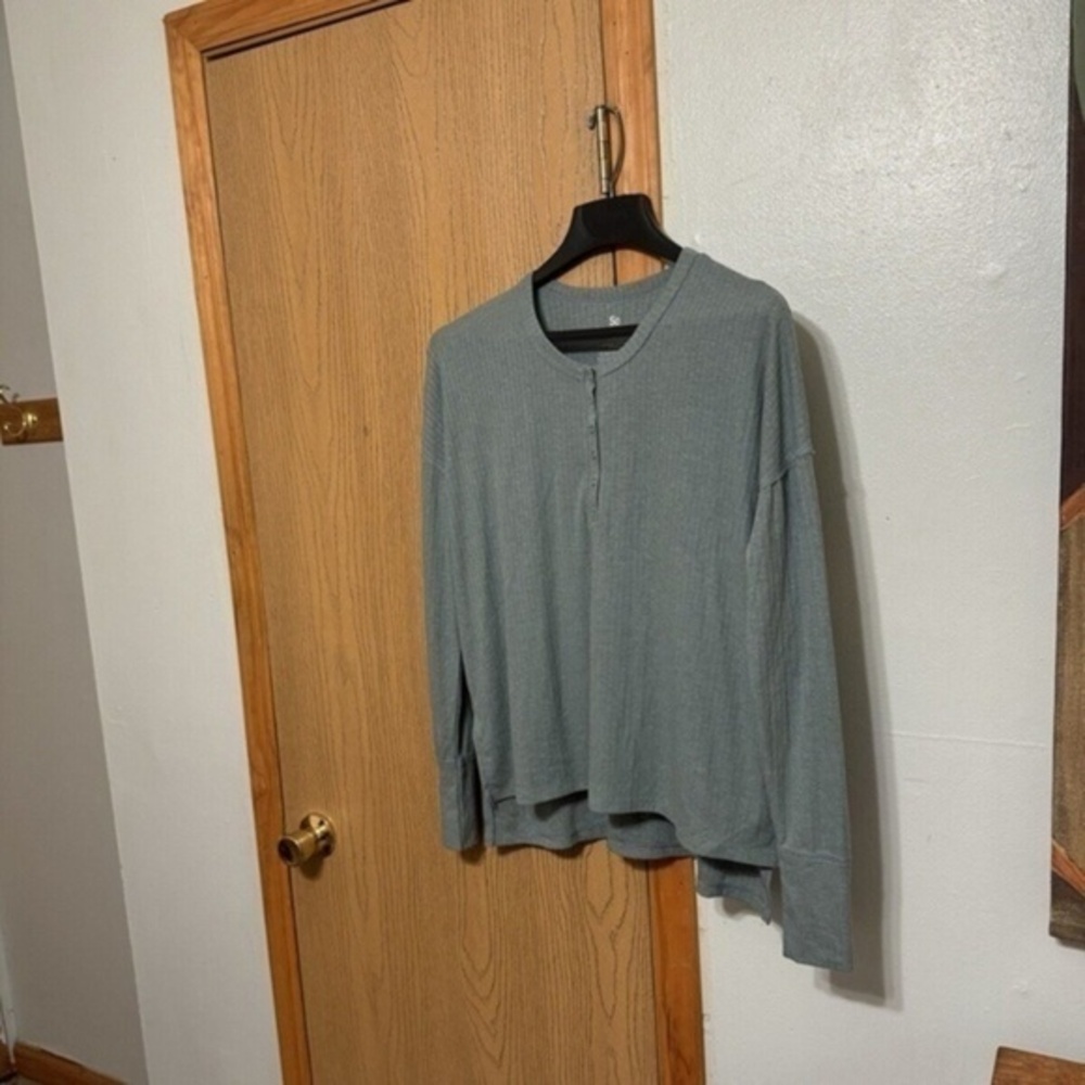 So NWT Medium Solid Green Long Sleeve Oversized Henley
